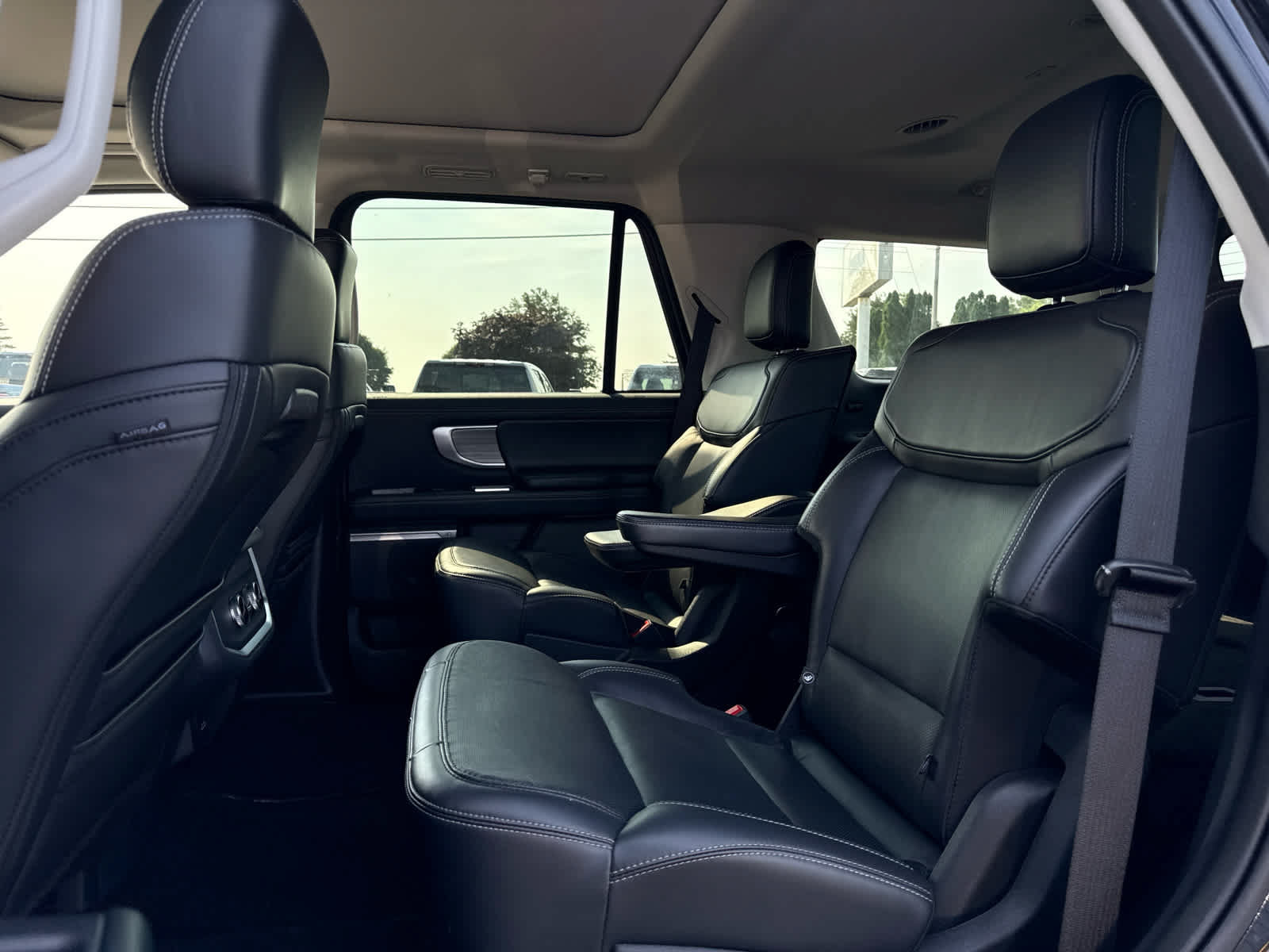 Used 2025 Ford Expedition Platinum AWD/4WD image 22