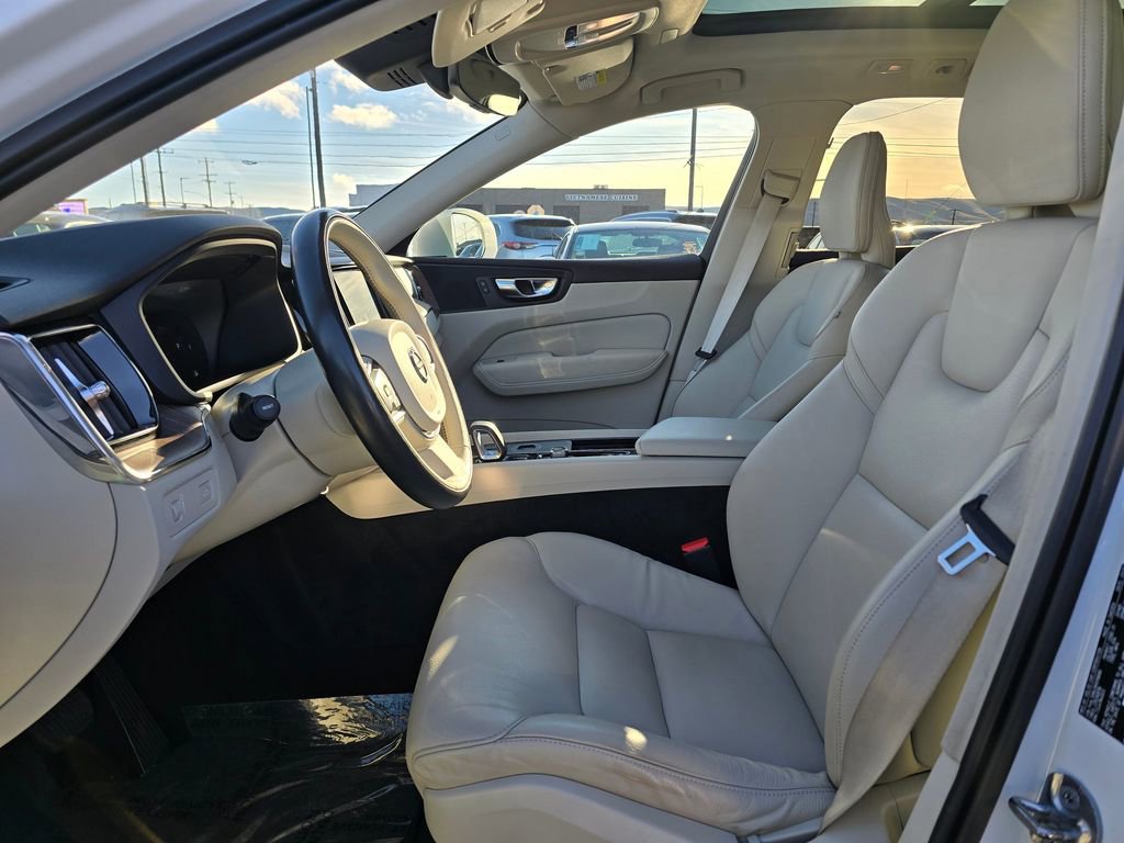 Used 2022 Volvo XC60 B5 Momentum image 22