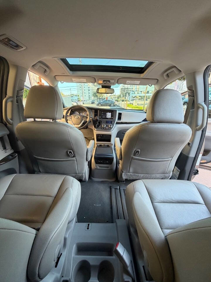 Used 2020 Toyota Sienna XLE w/ XLE Navigation Package image 19