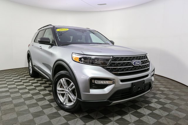 Used 2023 Ford Explorer XLT w/ Equipment Group 202A image 3