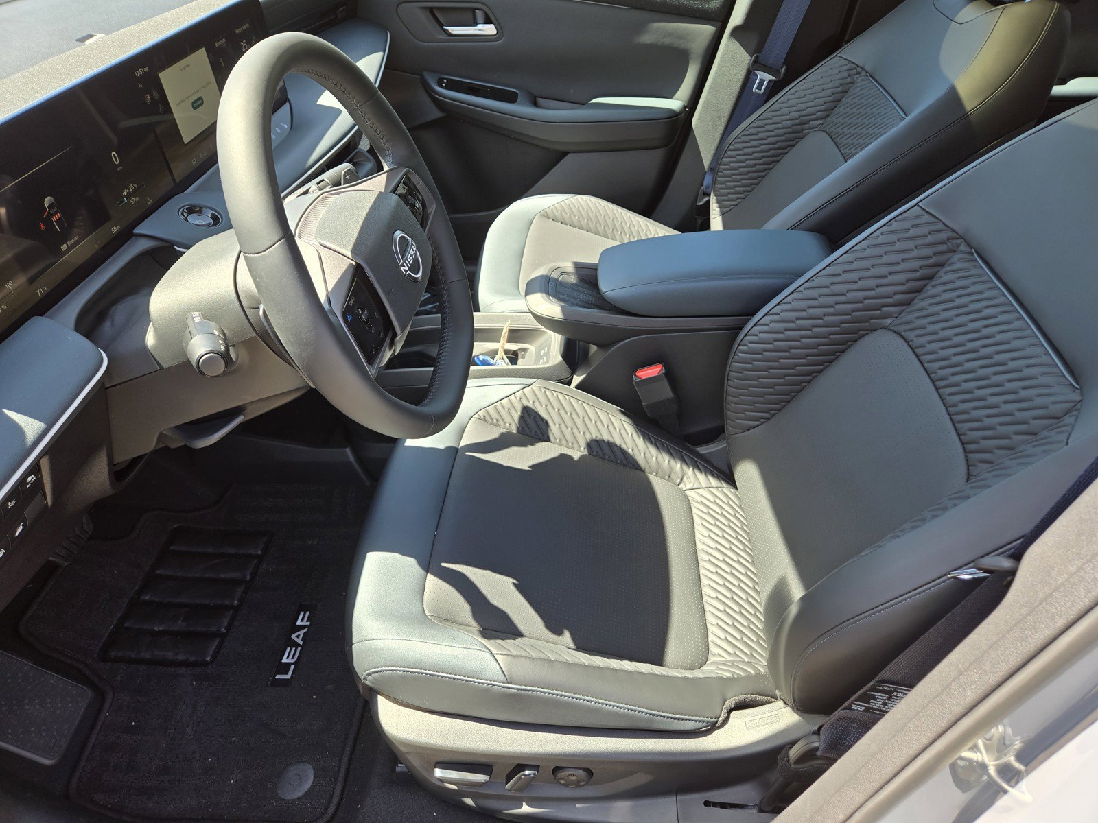 New 2026 Nissan Leaf Platinum+ w/ Cargo Package (Platinum+) FWD image 11