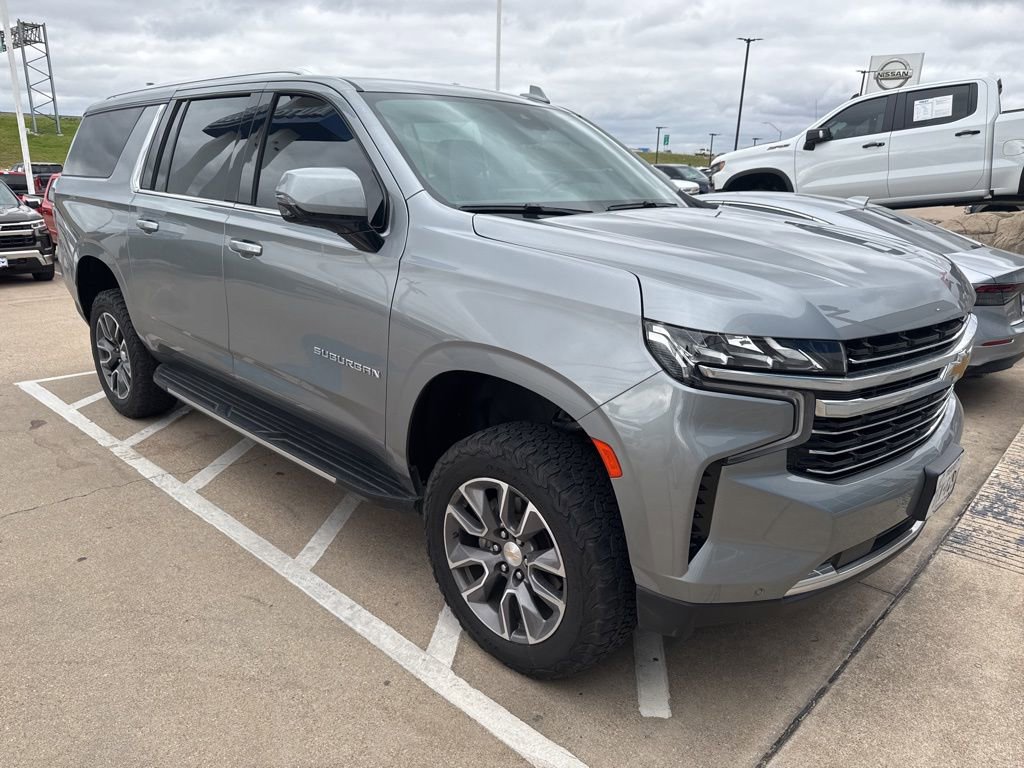 Used 2023 Chevrolet Suburban LT w/ Luxury Package image 7
