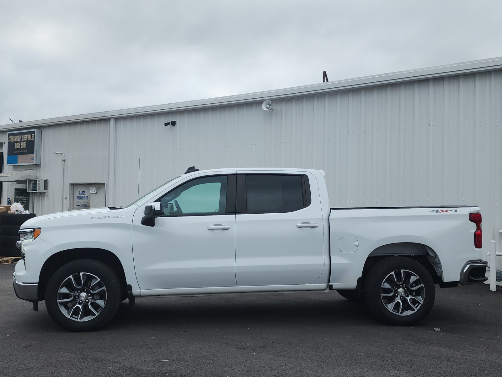 Used 2023 Chevrolet Silverado 1500 LT AWD/4WD image 2