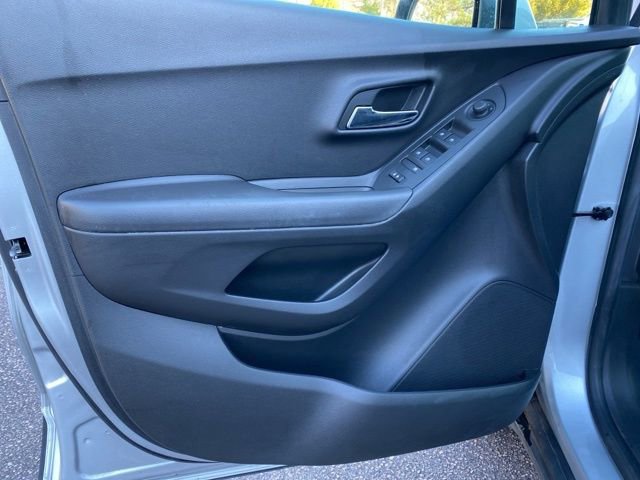 Used 2020 Chevrolet Trax LT w/ LT Convenience Package AWD/4WD image 18