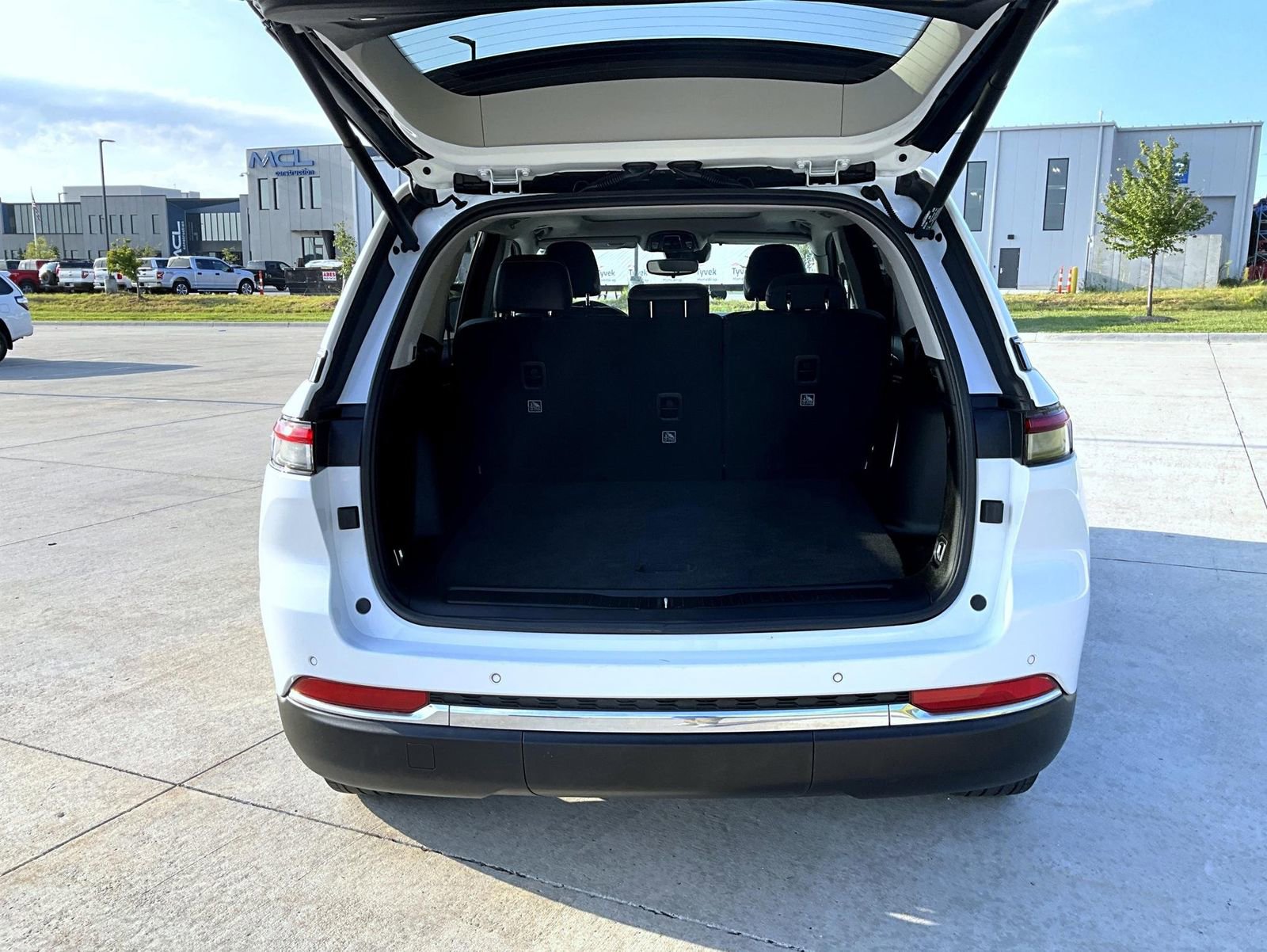 Used 2023 Jeep Grand Cherokee 4WD 4xe image 9