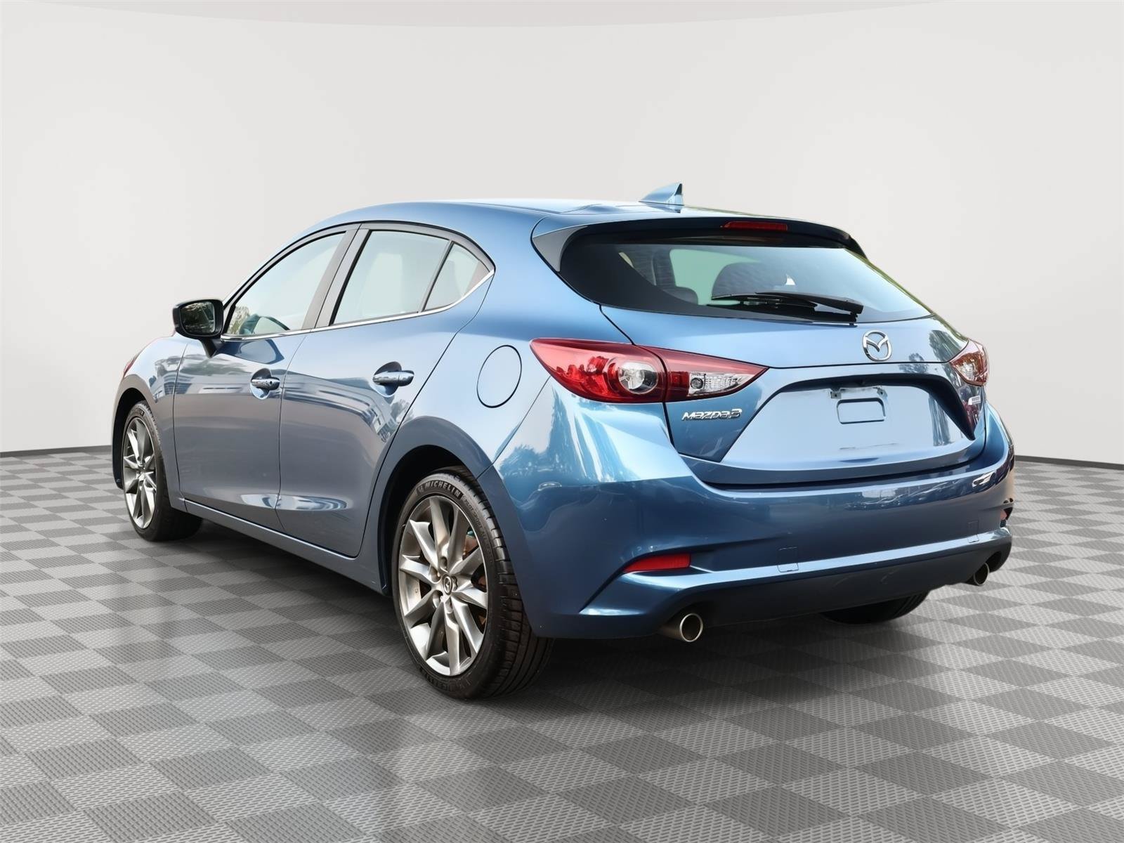 Used 2018 MAZDA MAZDA3 Touring FWD image 5