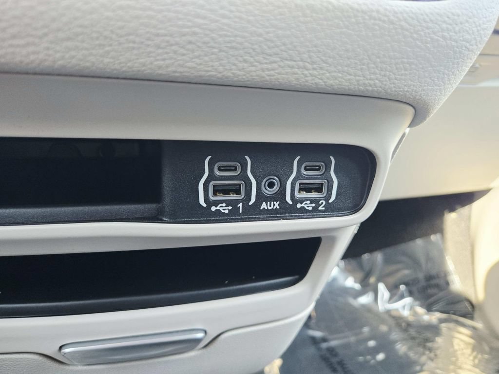 Certified 2024 Chrysler Pacifica Touring-L AWD/4WD image 31