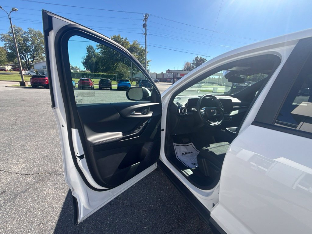 Used 2026 Chevrolet Equinox LT FWD image 17