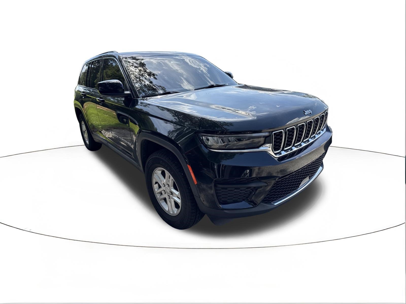 Used 2023 Jeep Grand Cherokee Laredo RWD image 1