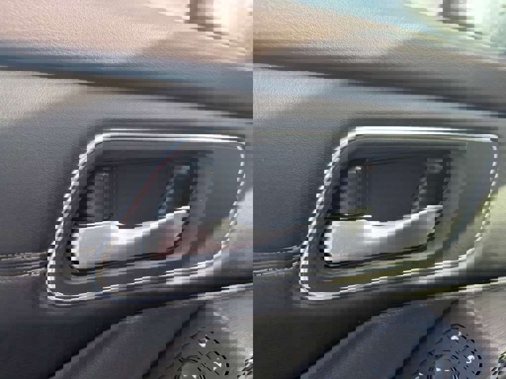 Used 2021 Nissan Rogue SV w/ Premium Package image 11