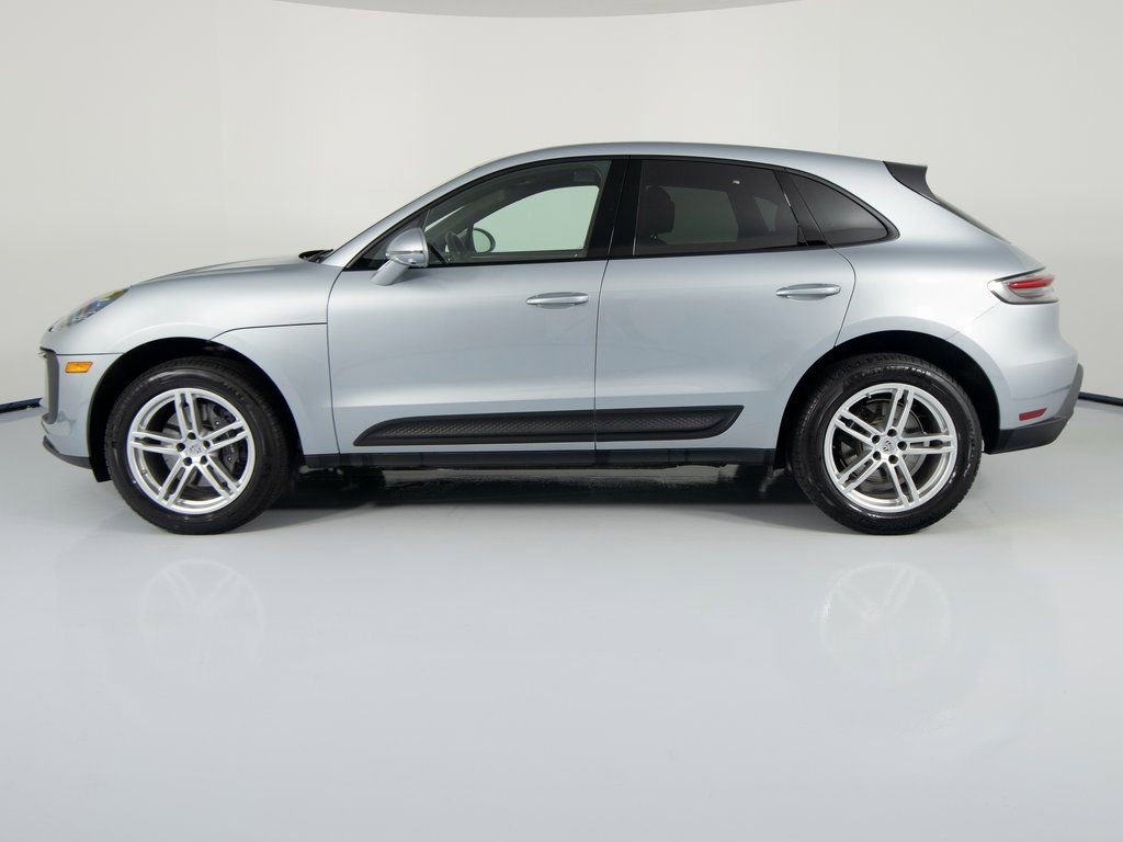 Certified 2025 Porsche Macan image 2