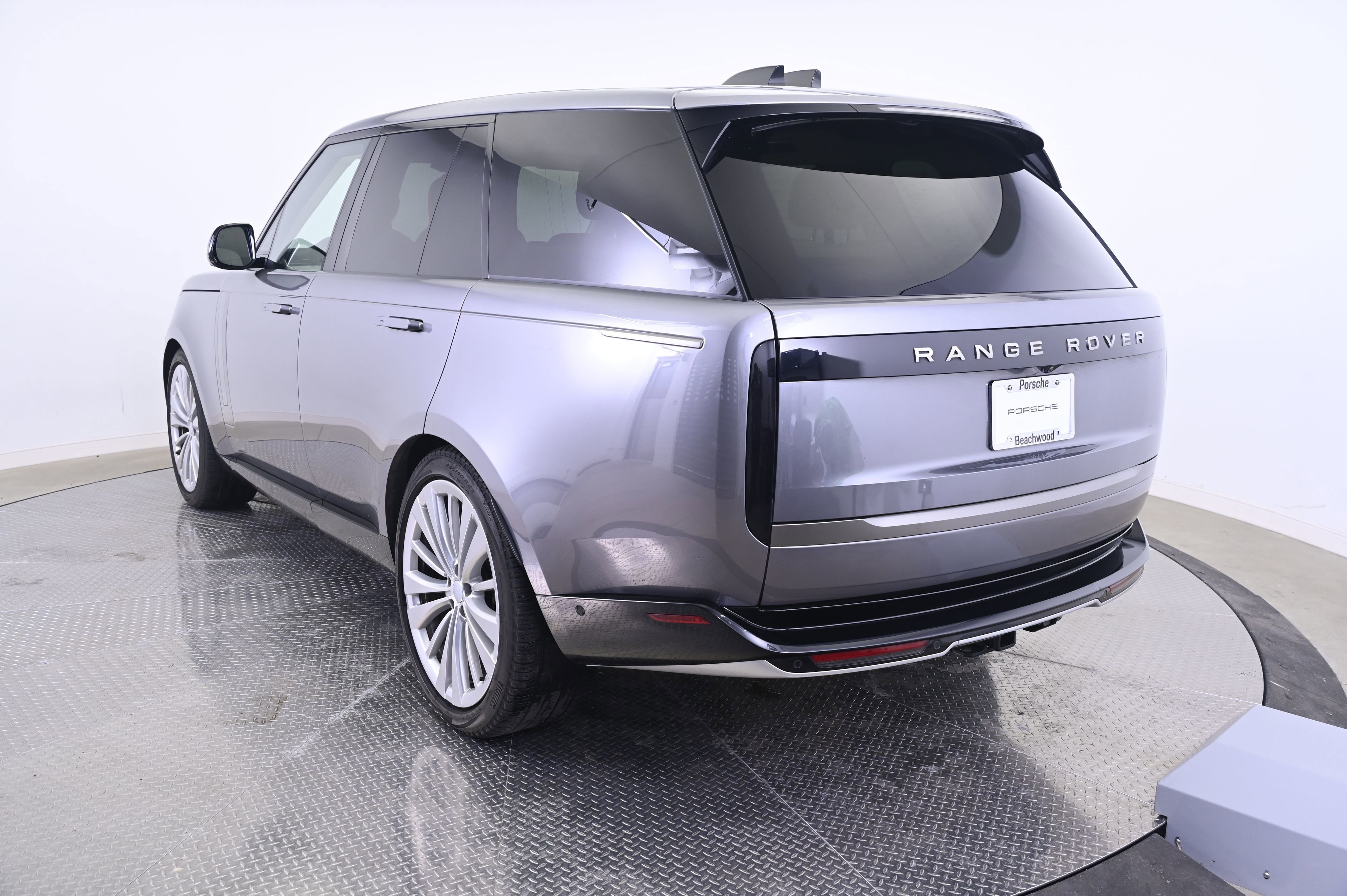 Used 2024 Land Rover Range Rover SE AWD/4WD image 3
