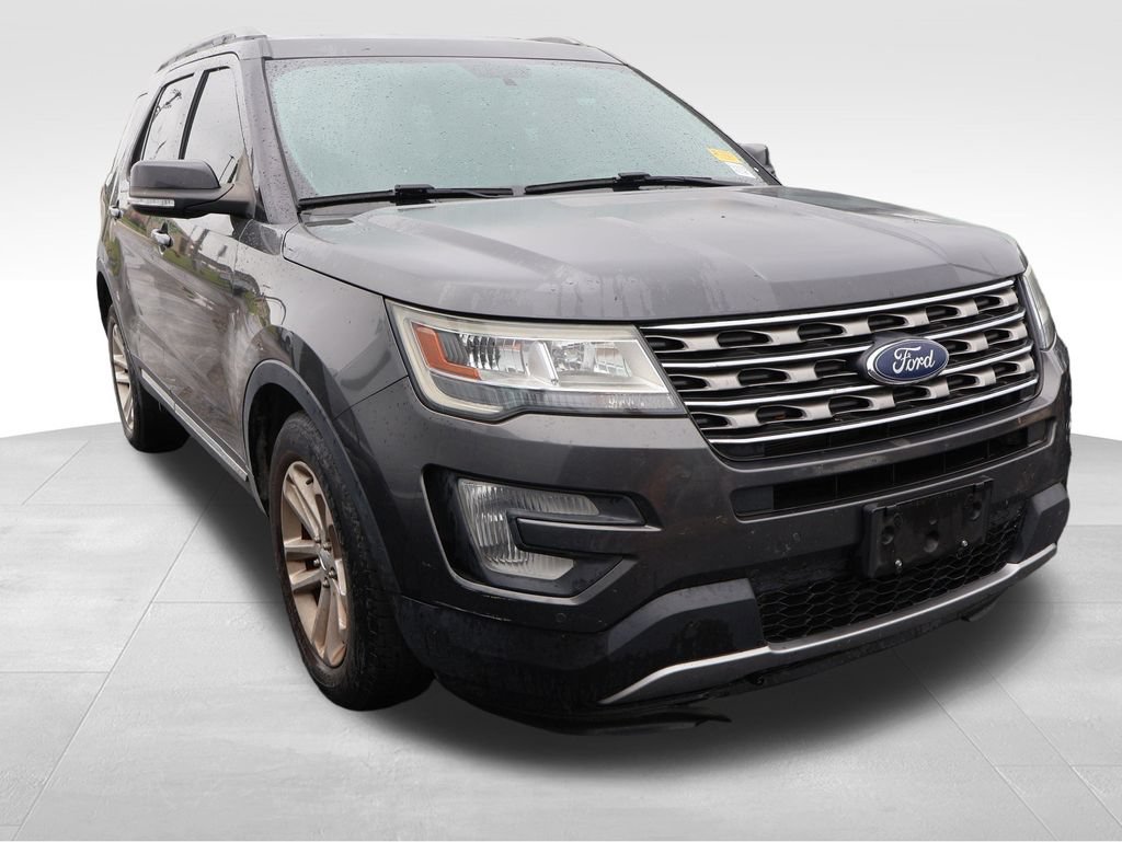 Used 2017 Ford Explorer XLT w/ Equipment Group 202A FWD image 10