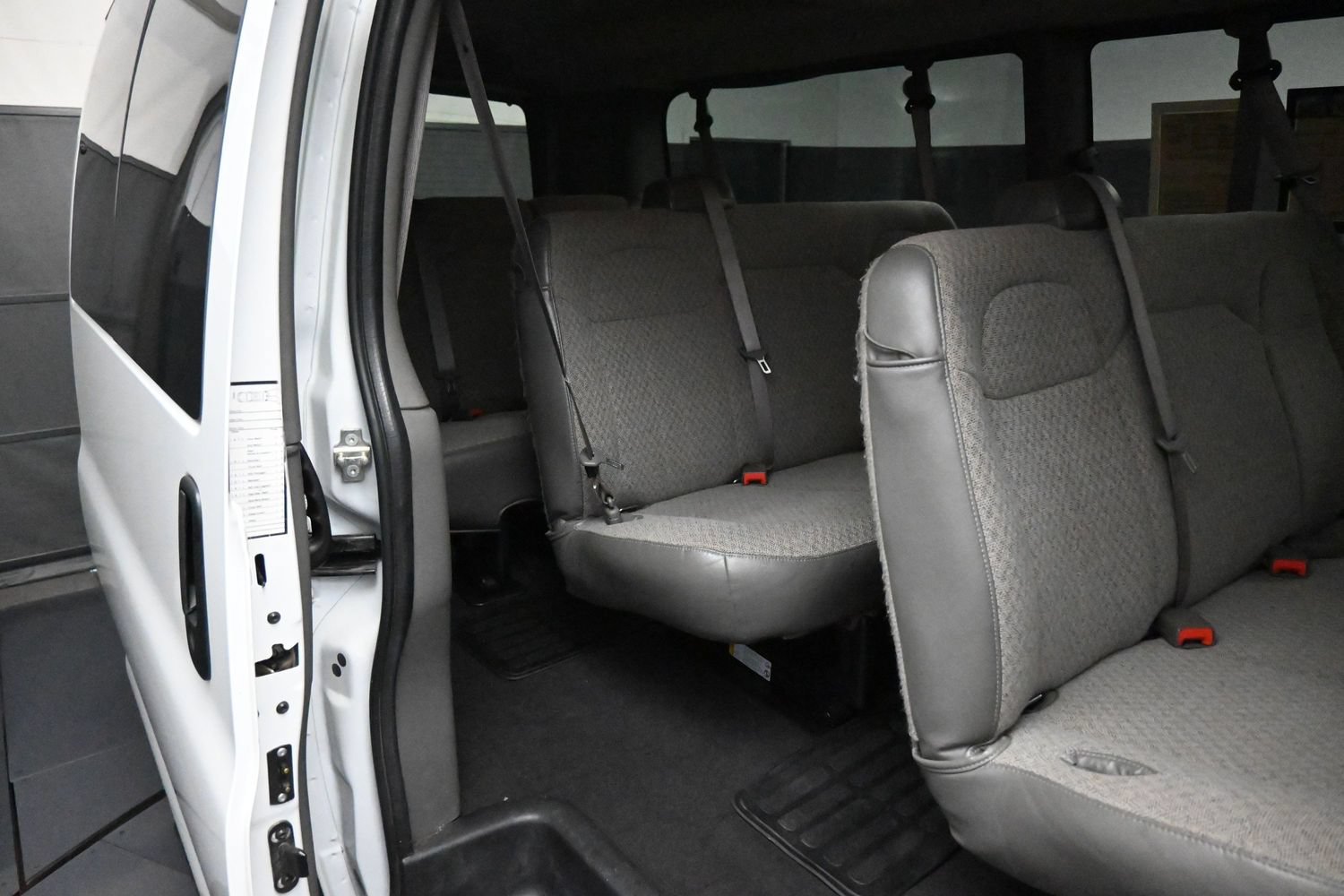 Used 2025 Chevrolet Express 3500 LT w/ LT Preferred Equipment Group RWD image 17