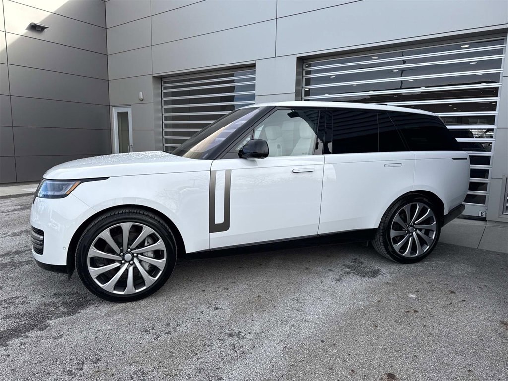 Used 2023 Land Rover Range Rover SE image 3