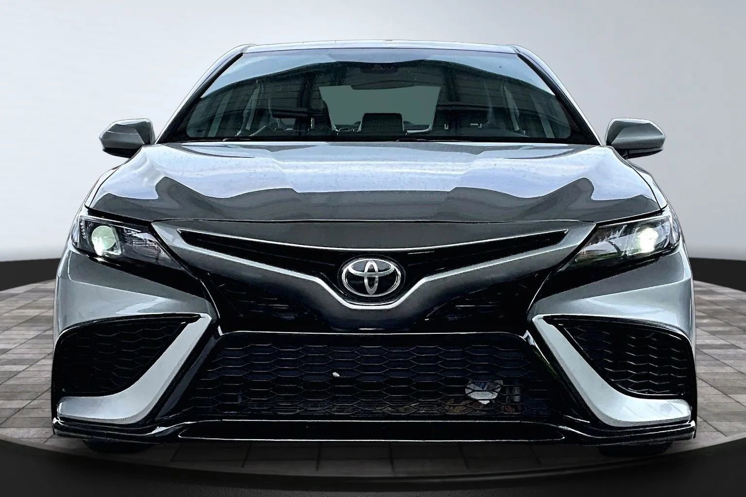 Used 2021 Toyota Camry SE FWD image 2