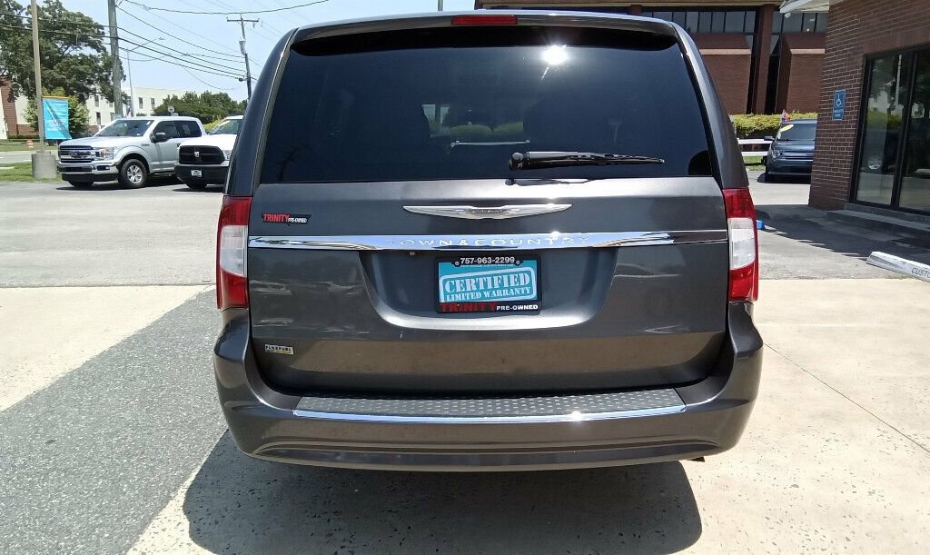 Used 2016 Chrysler Town & Country Touring image 3