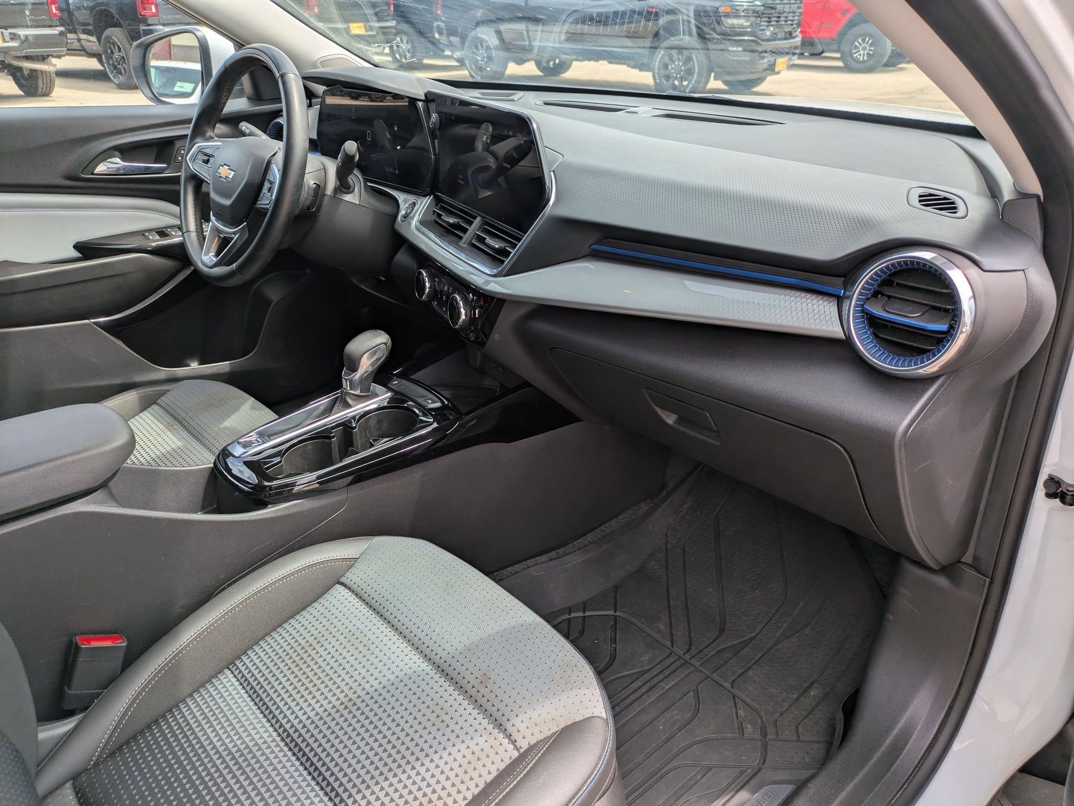 Used 2024 Chevrolet Trax LT w/ Sunroof Package FWD image 28