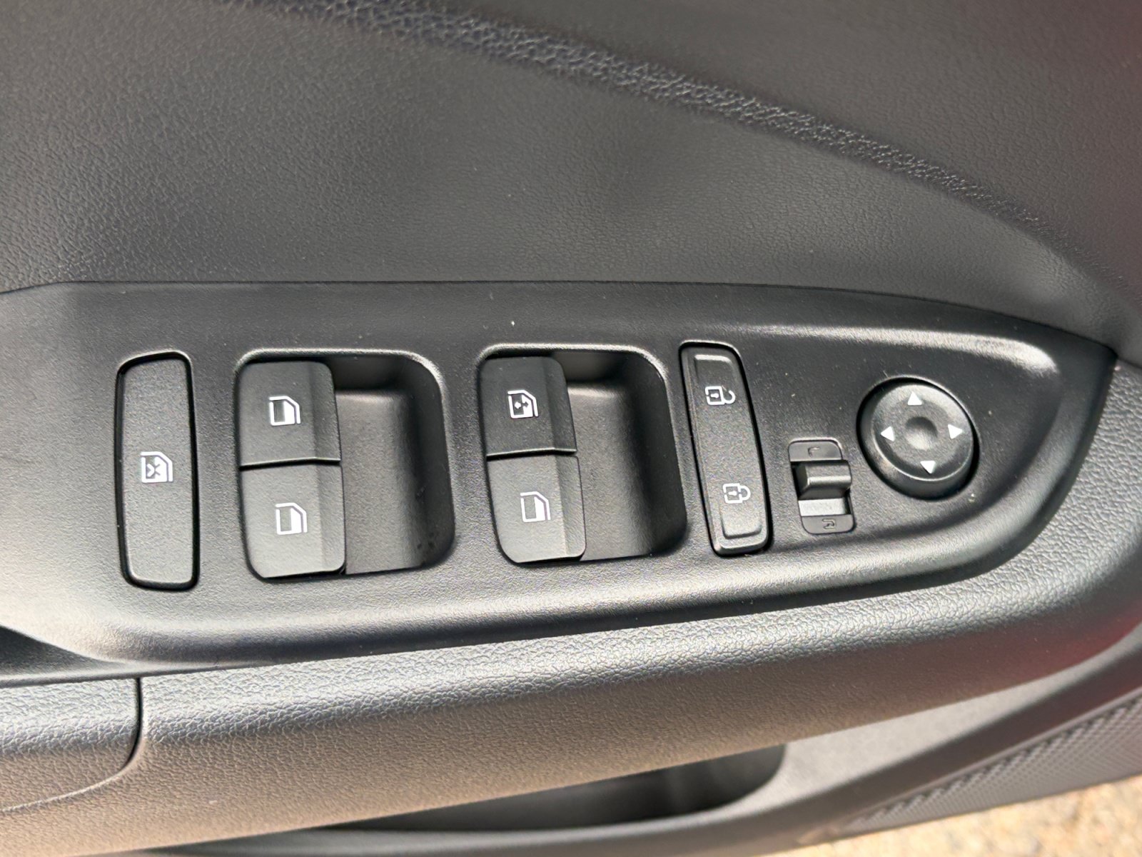 Used 2025 Hyundai Venue SEL FWD image 13