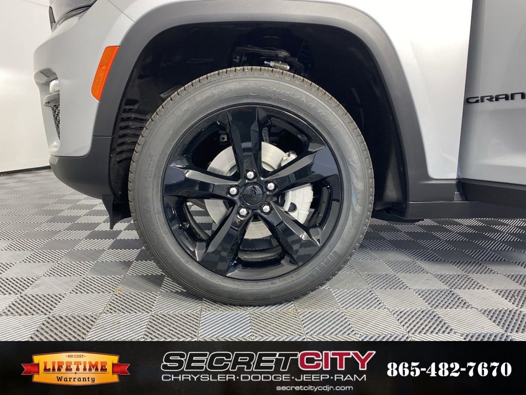 New 2025 Jeep Grand Cherokee Limited w/ Black Appearance Package image 9