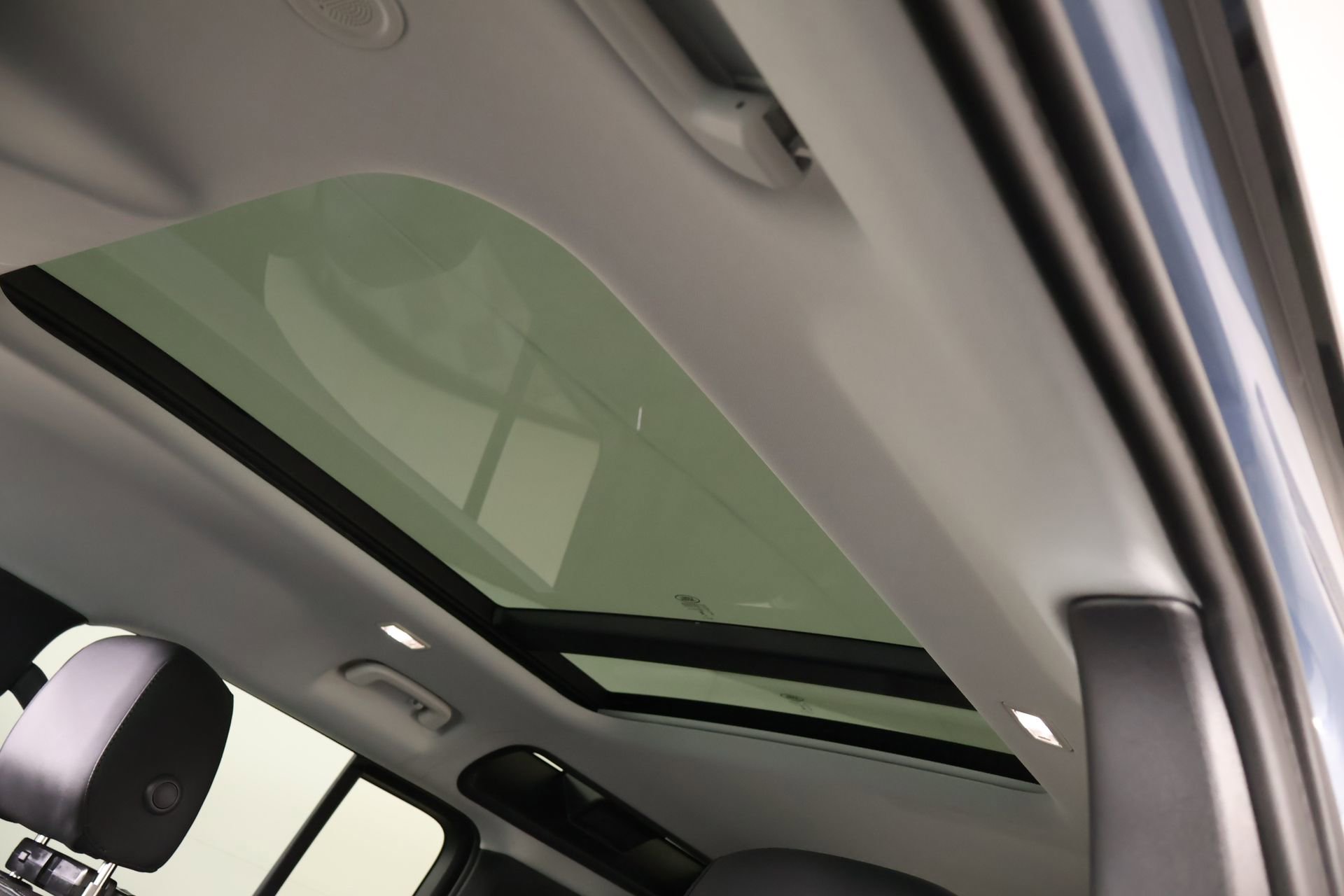 Used 2025 Land Rover Defender 110 X-Dynamic SE image 15