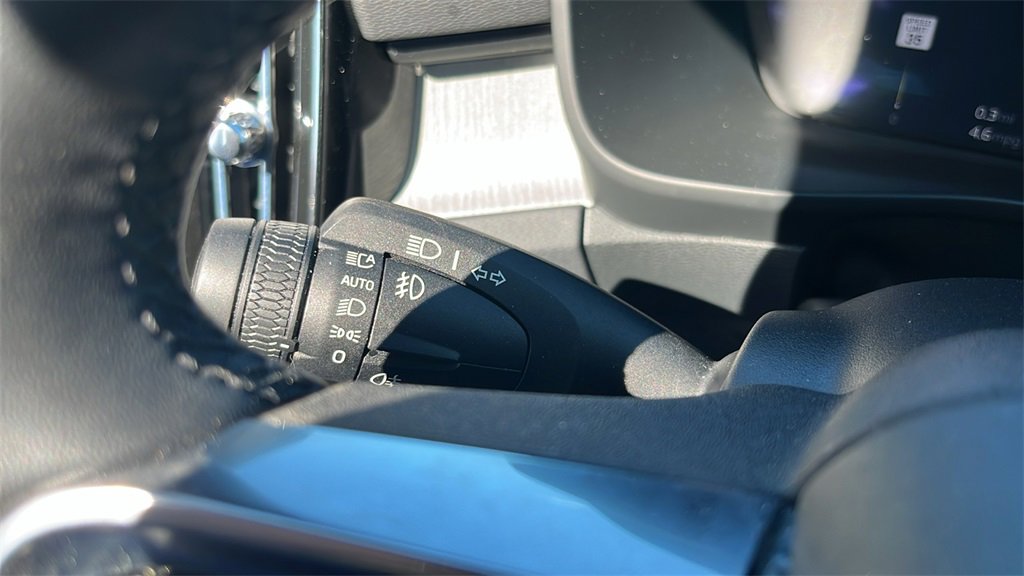 Certified 2025 Volvo XC40 B5 Plus image 31