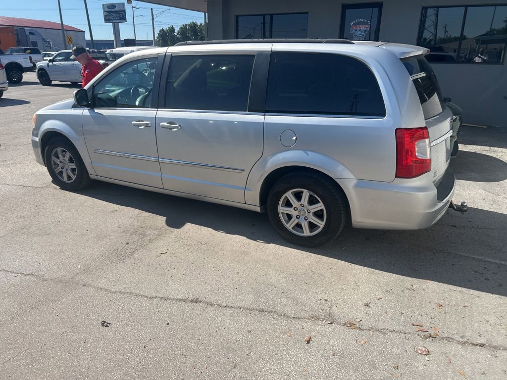 Used 2012 Chrysler Town & Country Touring w/ Entertainment Group #1 FWD image 4