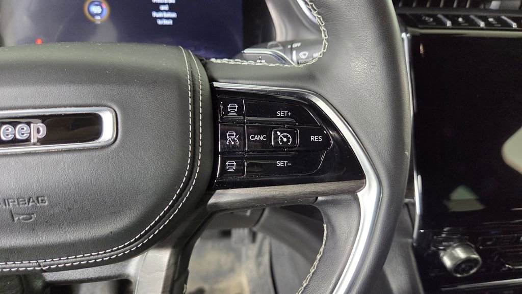 Used 2022 Jeep Grand Cherokee Overland w/ Luxury Tech Group IV image 19