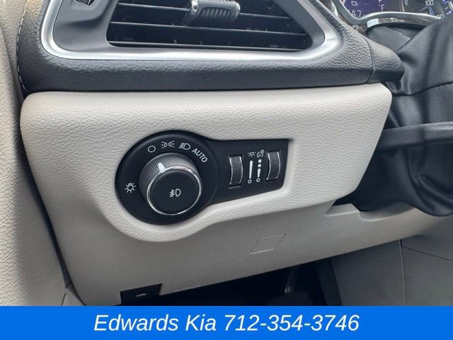 Used 2021 Chrysler Pacifica Limited image 25