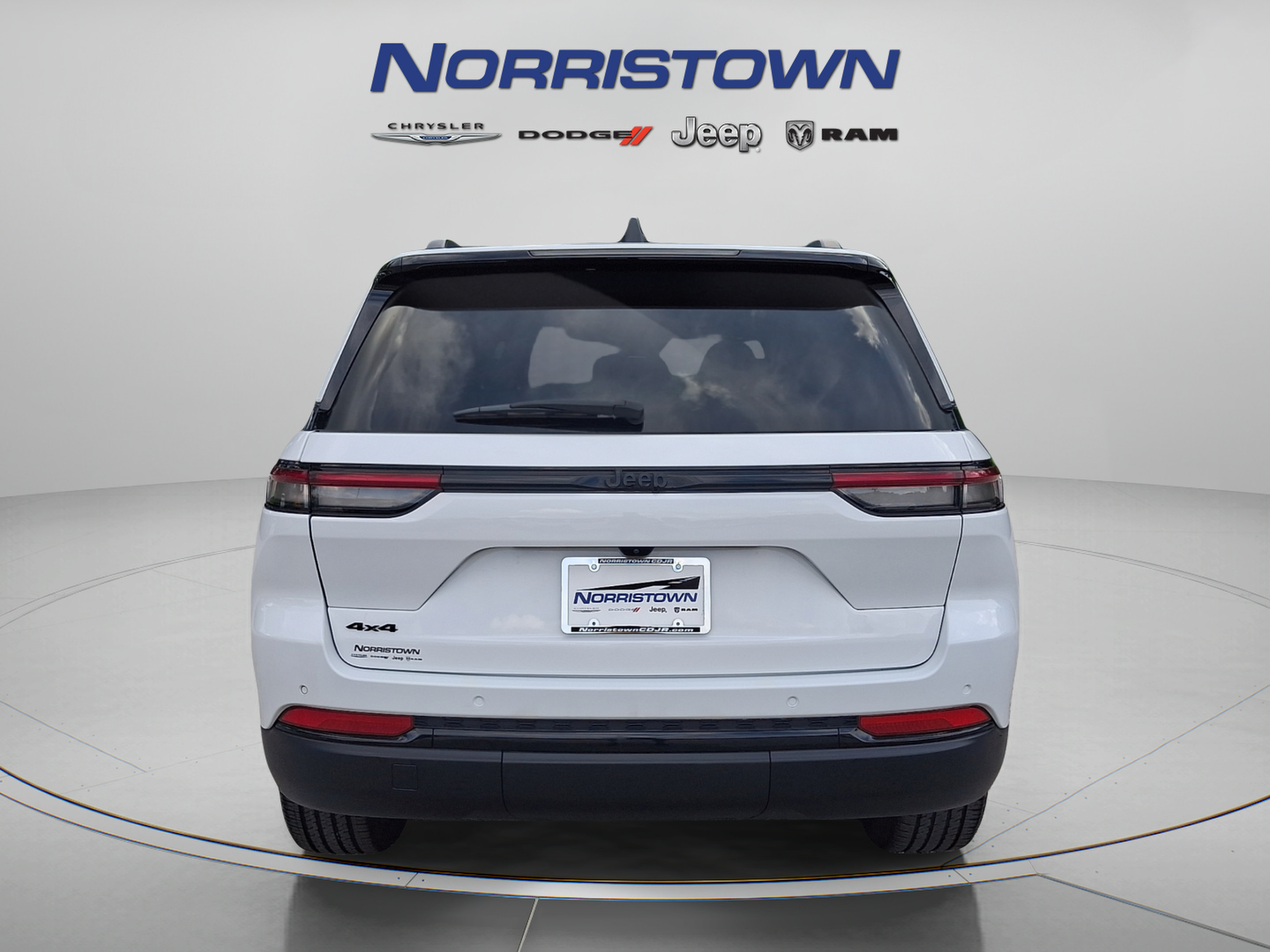 Used 2023 Jeep Grand Cherokee Altitude AWD/4WD image 5