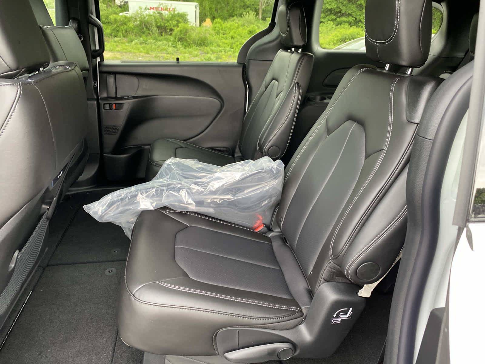 New 2027 Chrysler Pacifica Select AWD/4WD image 6