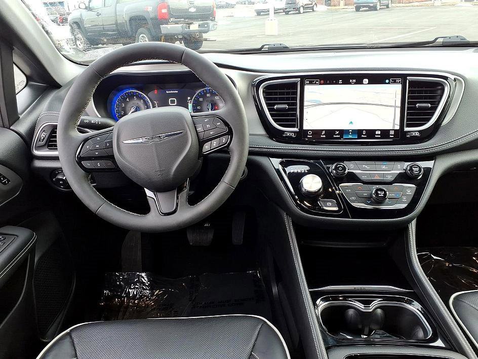 Used 2023 Chrysler Pacifica Limited w/ S Appearance Package image 23