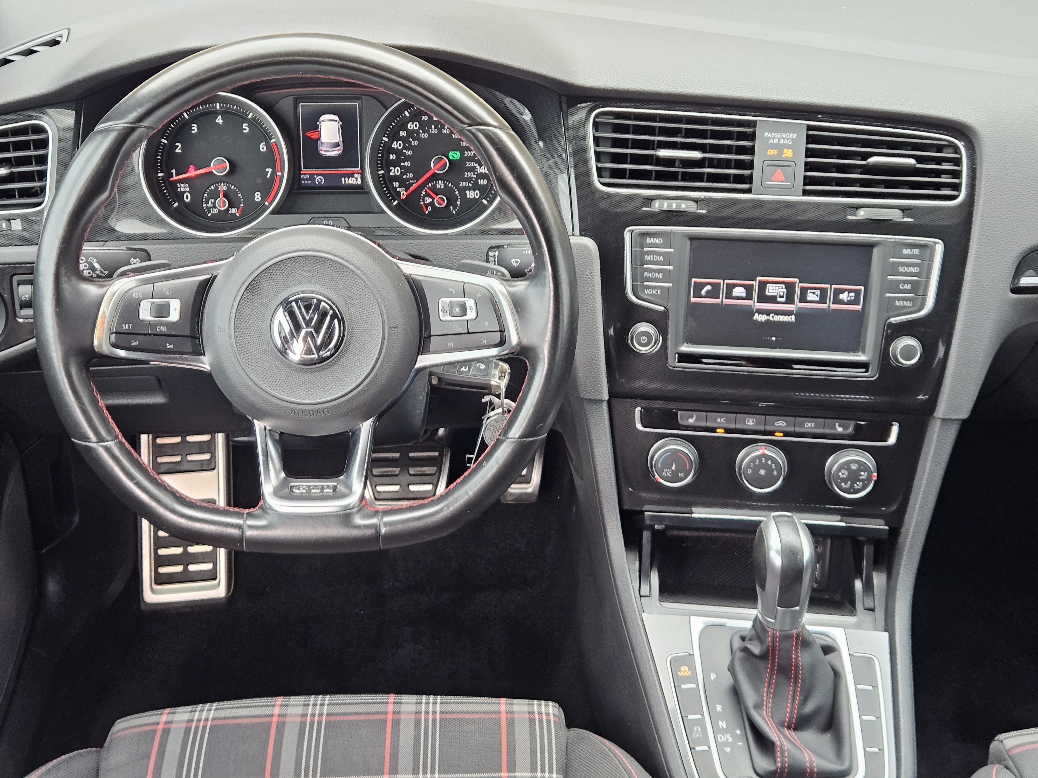Used 2017 Volkswagen Golf 4-Door FWD image 28
