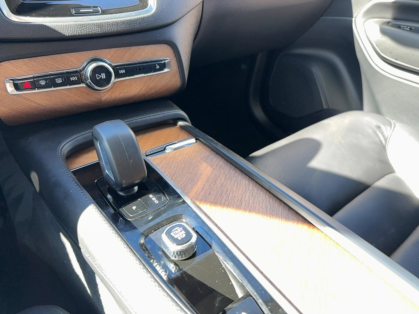 Certified 2025 Volvo XC90 B6 Plus image 21