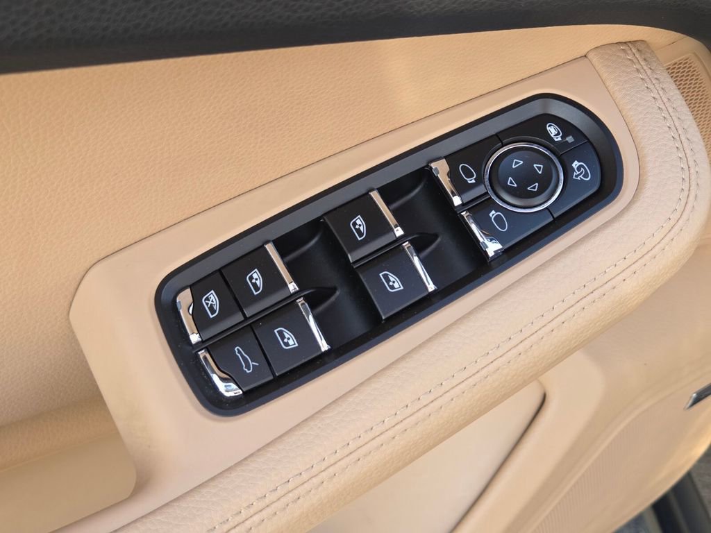Used 2020 Porsche Macan w/ Premium Package Plus AWD/4WD image 26