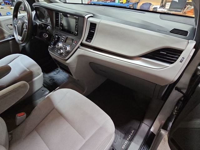 Used 2020 Toyota Sienna L image 25