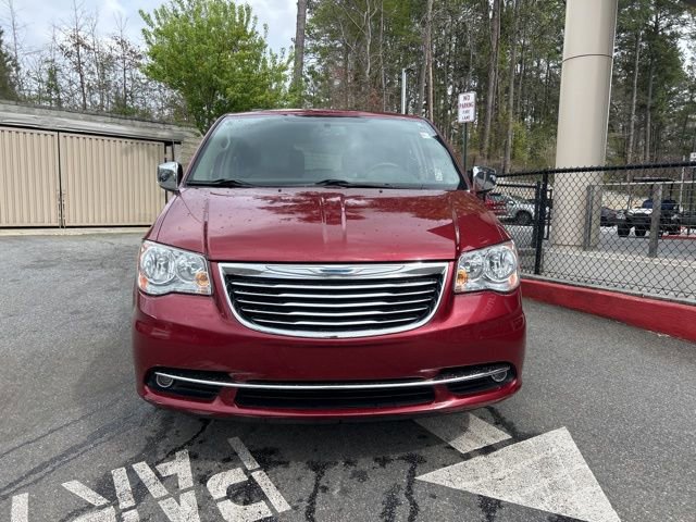 Used 2016 Chrysler Town & Country Touring-L image 2