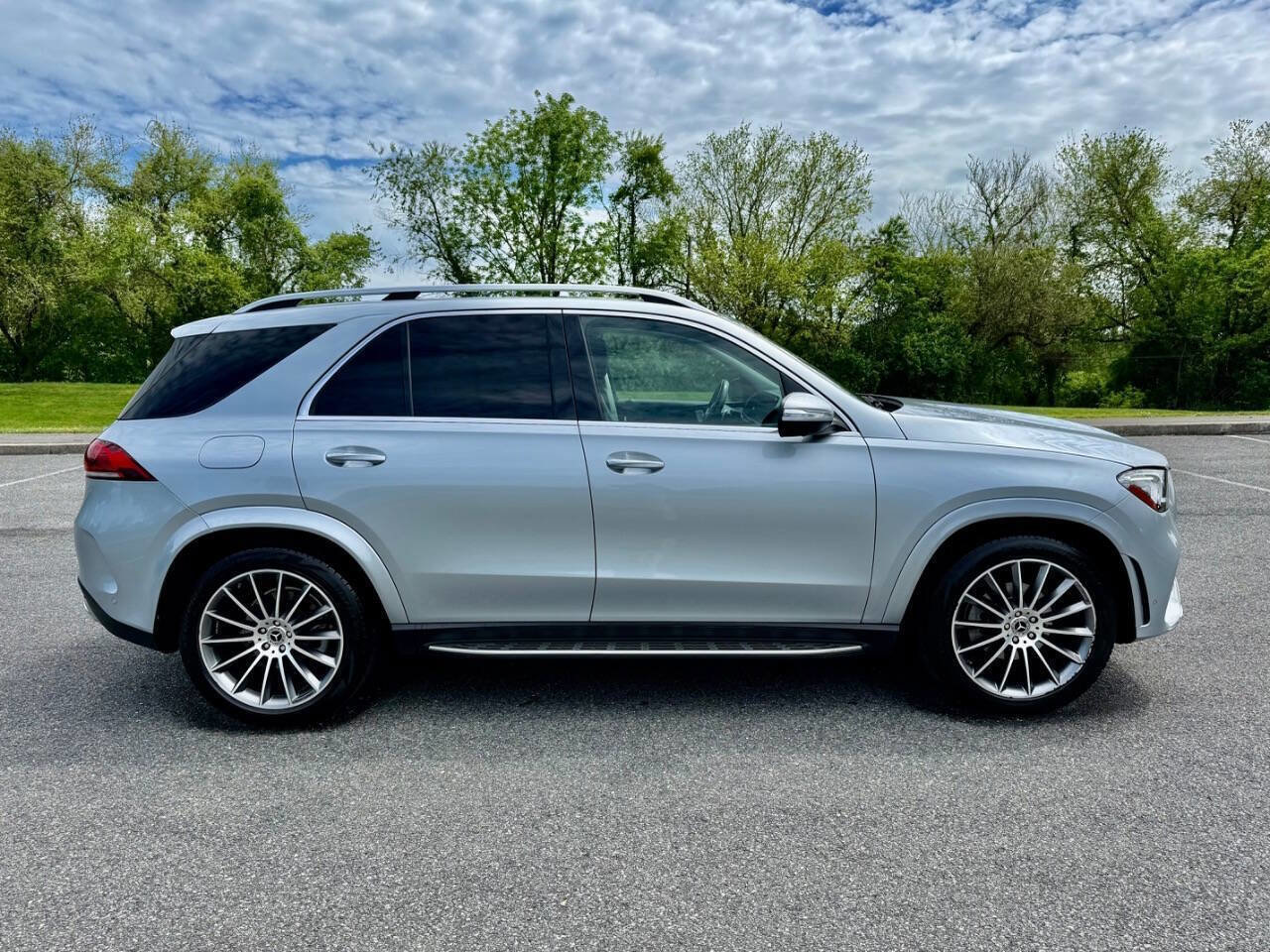 Used 2022 Mercedes-Benz GLE 350 4MATIC w/ AMG Line Exterior image 4