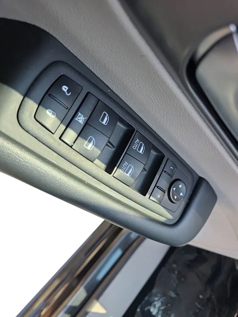 Used 2023 Chrysler Pacifica Touring-L FWD image 13