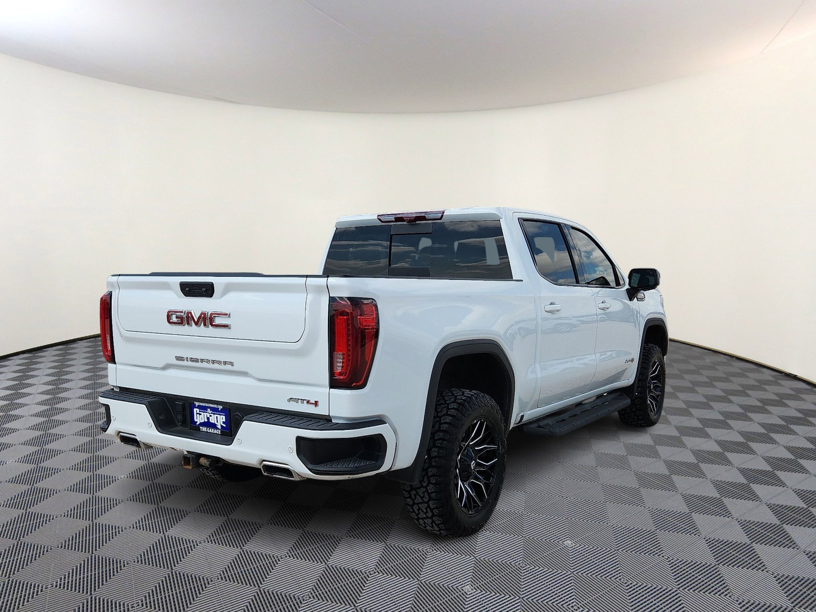Used 2024 GMC Sierra 1500 AT4 w/ Technology Package image 4