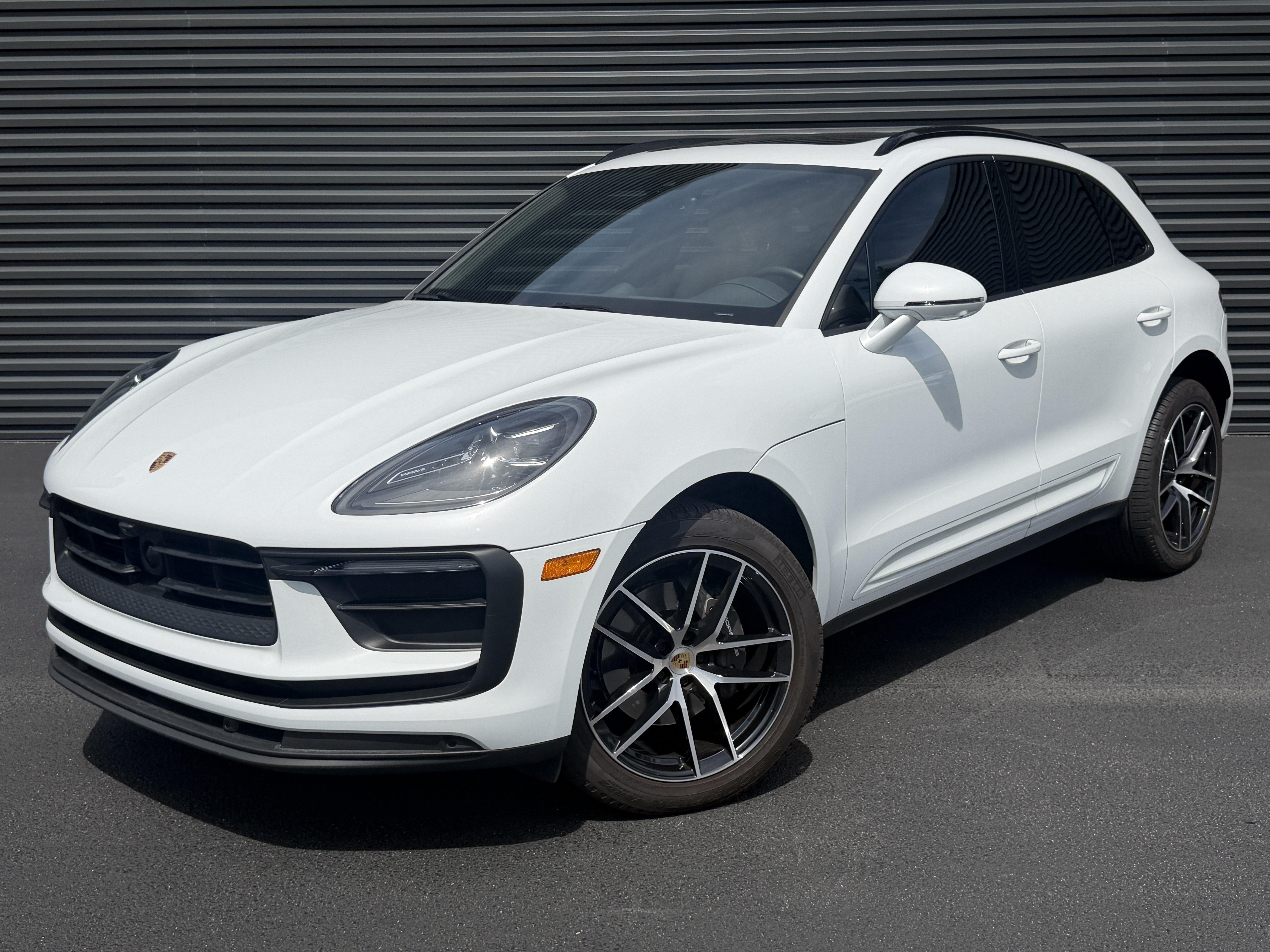 Certified 2024 Porsche Macan AWD/4WD image 1