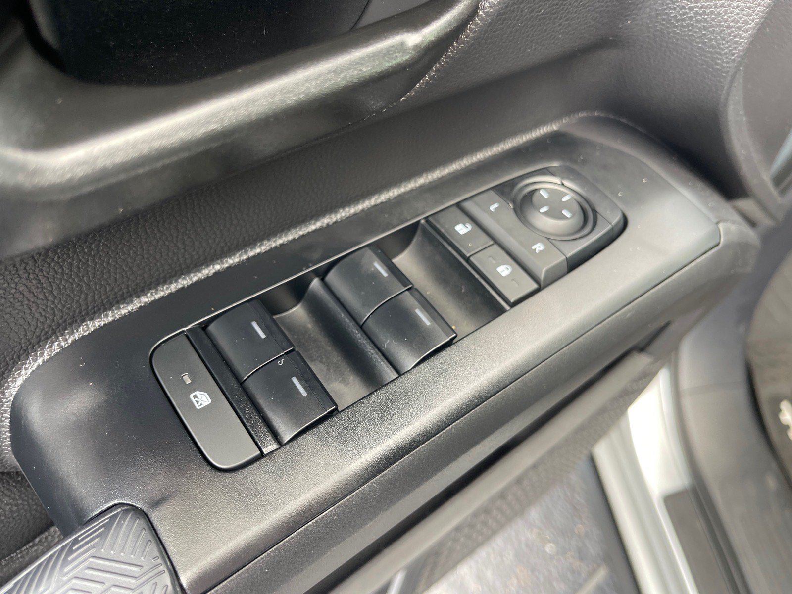 Used 2025 Toyota Tacoma SR5 AWD/4WD image 8