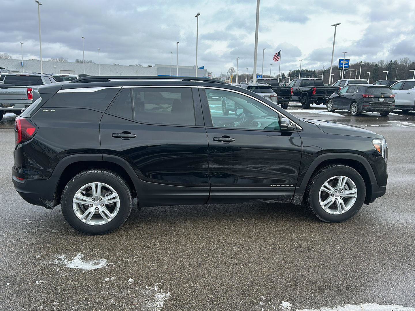 Used 2024 GMC Terrain SLE w/ Driver Convenience Package image 13