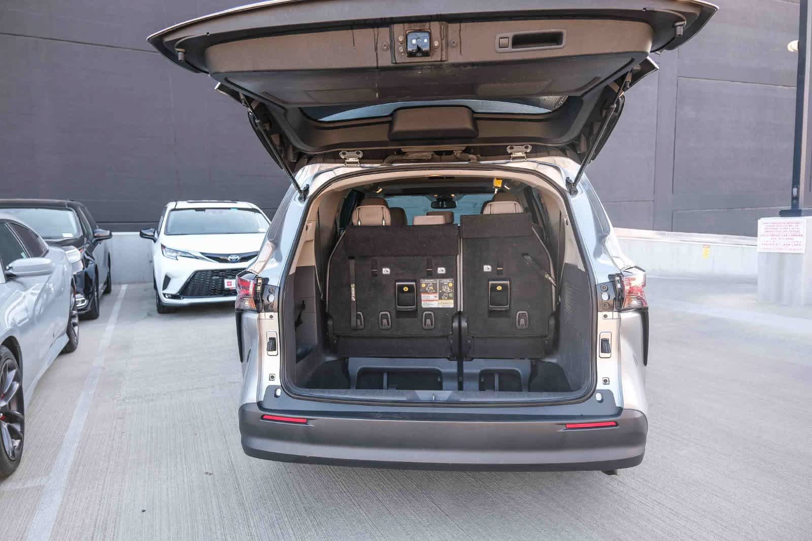 Used 2024 Toyota Sienna LE w/ LE Plus Package FWD image 25