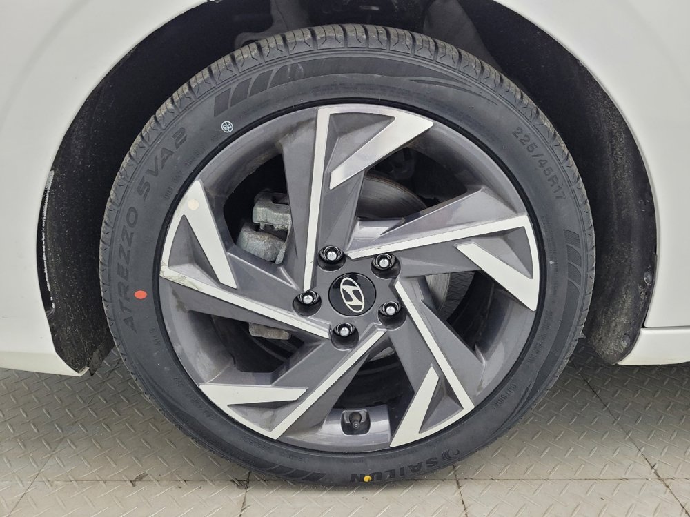 Used 2025 Hyundai Elantra SEL image 31