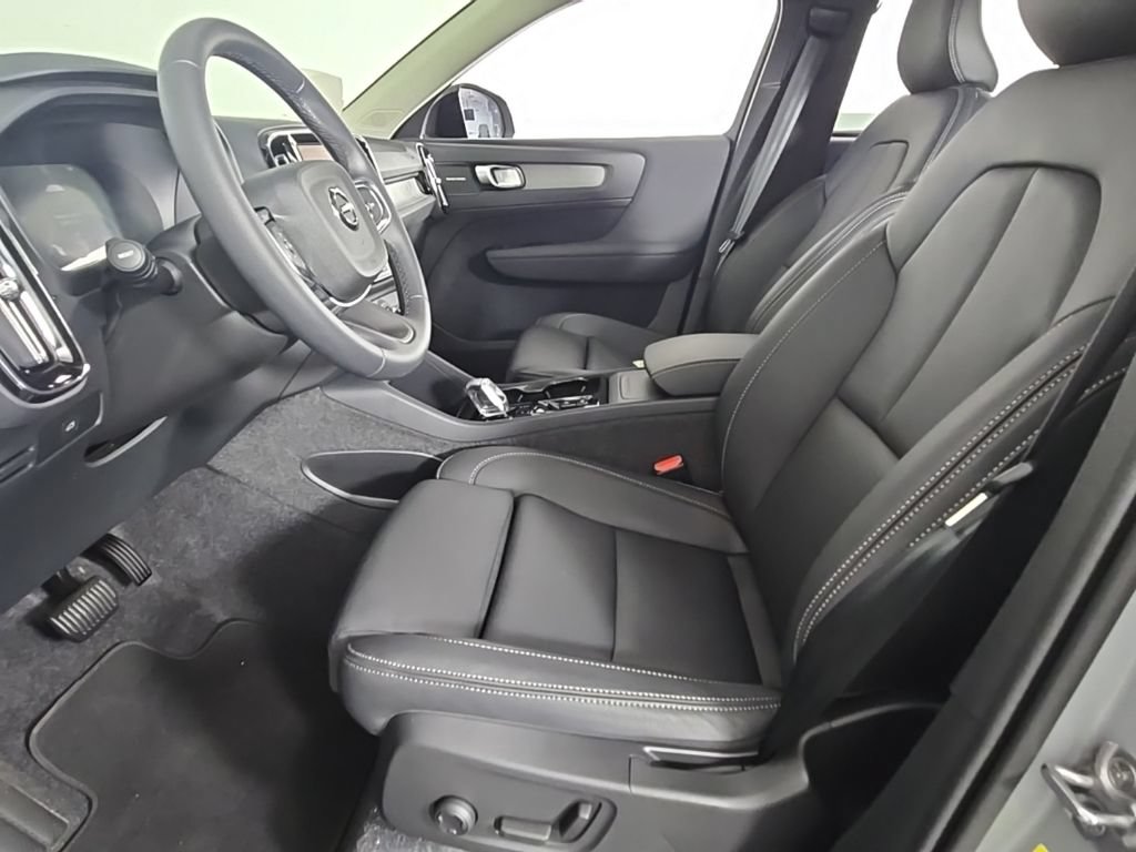 Certified 2025 Volvo XC40 B5 Plus AWD/4WD image 21