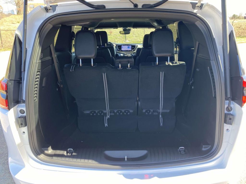 New 2026 Chrysler Pacifica Select image 8