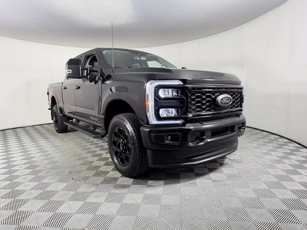 Used 2025 Ford F350 Lariat w/ Black Appearance Package AWD/4WD image 3