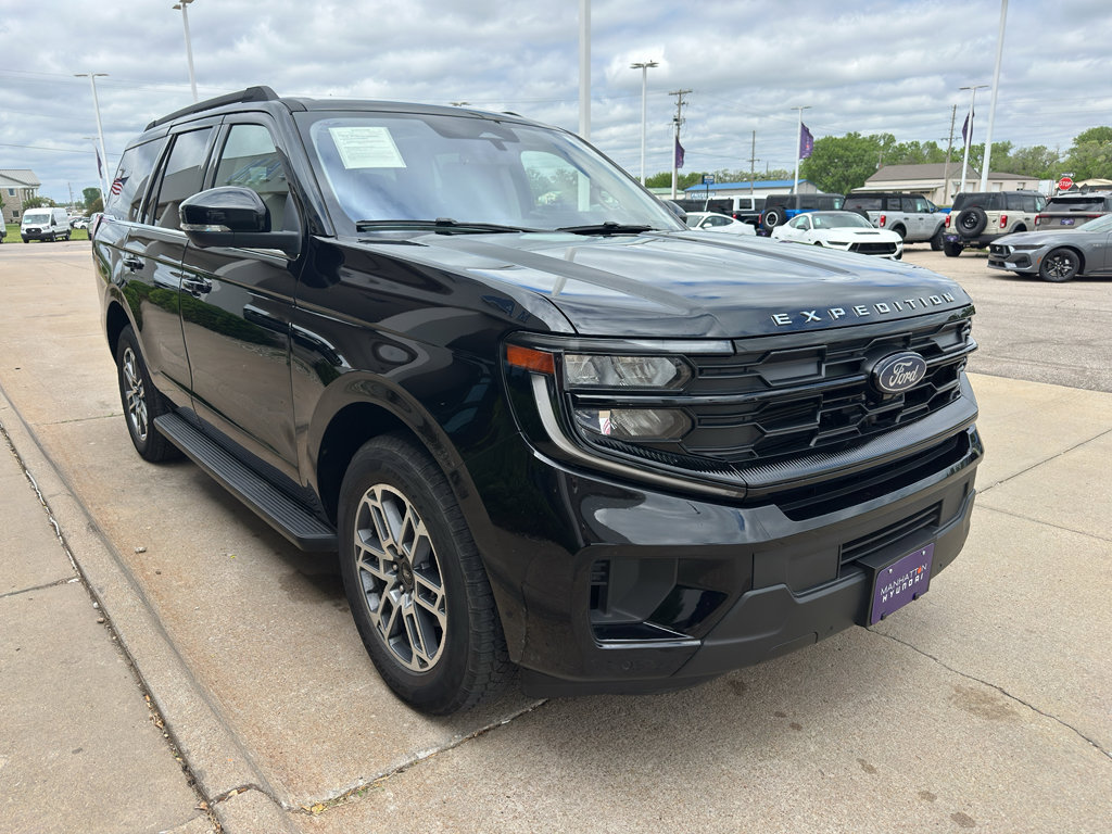Used 2025 Ford Expedition Active AWD/4WD image 2