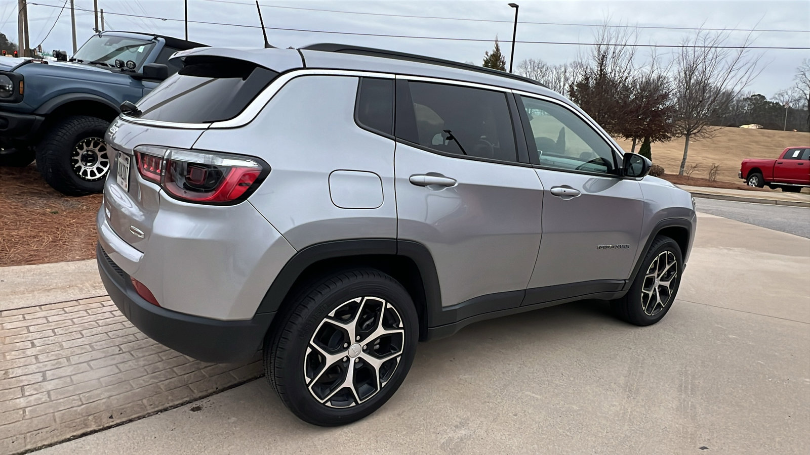 Used 2024 Jeep Compass Latitude image 8